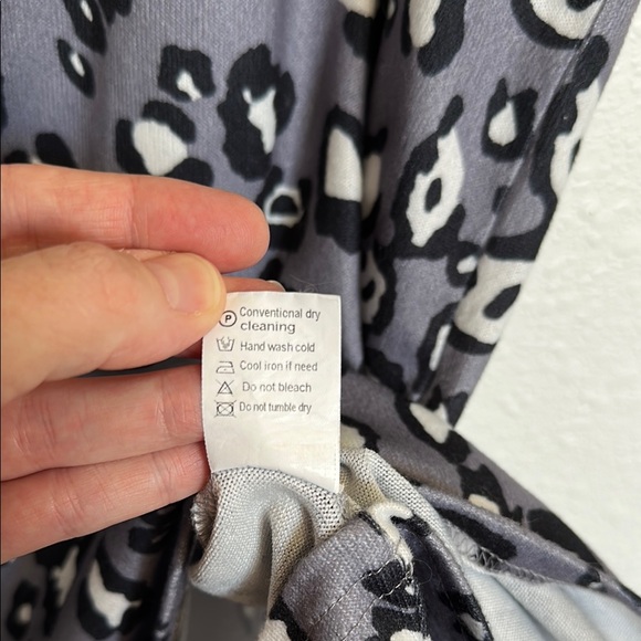 Black and White Sleeveless Animal Print Tank Top Size Medium - Picture 4 of 8